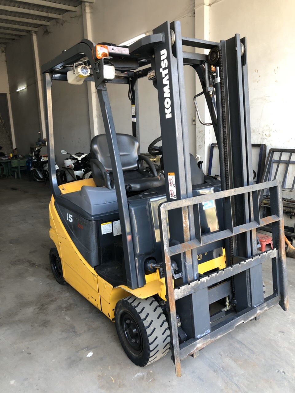 xe nang dien komatsu.jpg (246 KB)